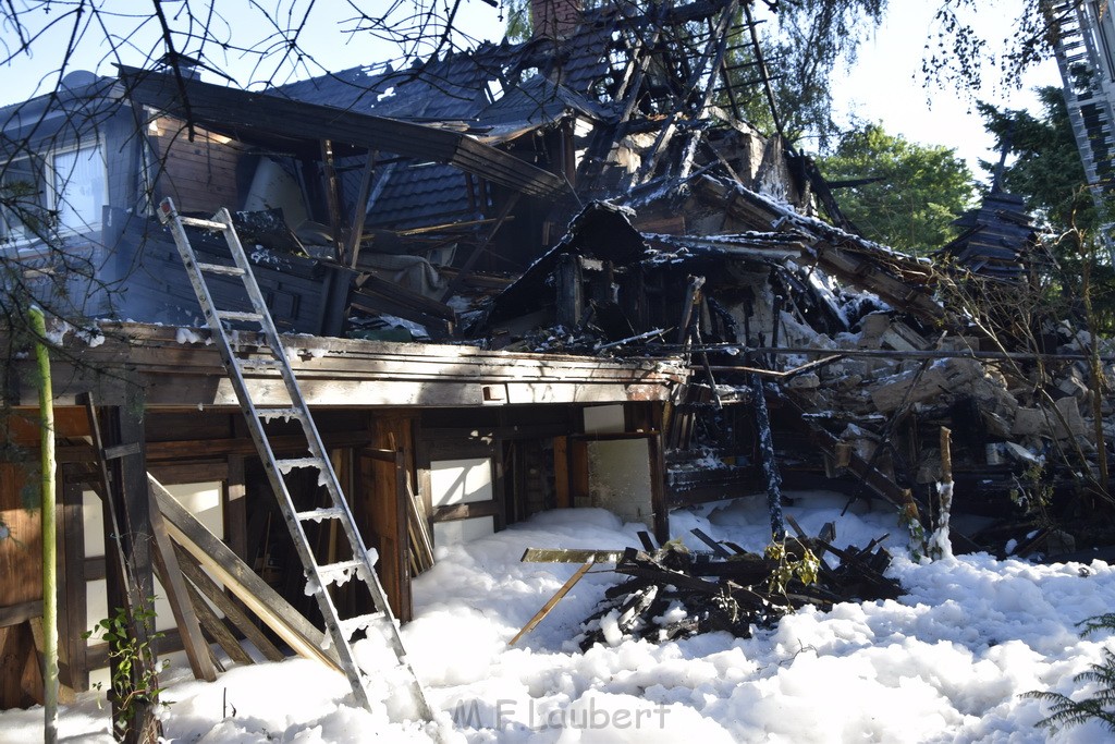 Grossfeuer Einfamilienhaus Siegburg Muehlengrabenstr P1223.JPG - Miklos Laubert